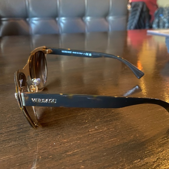 Woman Havana Versace shades. (I have the box, no case) - Picture 2 of 4